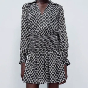 Klänning från zara - Jättefin populär och slutsåld klänning från zara. Helt ny med lappen kvar. 