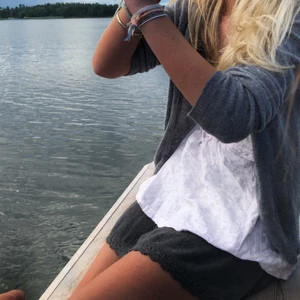 Kashmir kofta - Jättefin kashmirkofta från Åhléns. Passar verkligen till allt. Har använt den ganska mycket så därav det billiga priset!💞💞