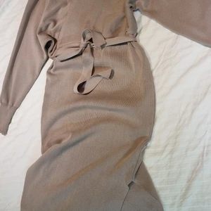 Klänning  - Som ny, beige färg