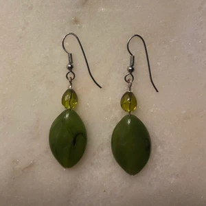 Gröna örhängen  - Fina gröna örhängen😊