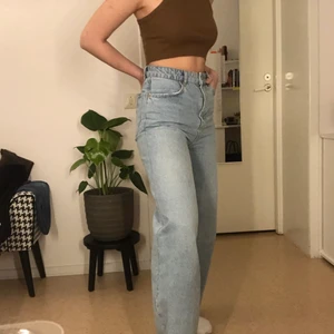 Zara jeans straight leg  - Trendiga jeans från zara som jag har sytt in lite själv så att de sitter bättre i midjan, som referens har jag strlk 27 i midjan så har sytt efter det🤍