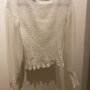 Söt vit blus - Hej säljer denna fina blus från Gina! Säls pga att den blivit förliten! Den är i fint skick! 💗jag kan mötas upp i Ronneby, Karlskrona eller Karlshamn eller skicka ! Köparen står dock för frakten!💗