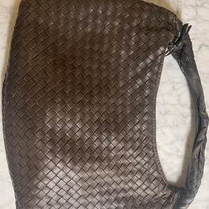 Bottega Veneta Väska - Brun väska från Bottega Veneta i modellen Veneta. Fint skick är bara en liten fläck i. 