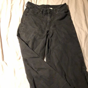 Svarta pösiga jeans, storlek 40 - Om du gillar lite mer pösiga jeans så hade du älskat dessa. Dem sitter som en smäck i rumpan med ändå pösiga vid benen. En favorit hos mig. 