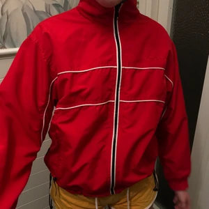 Röd jacka - Supercool jacka som nu tyvärr har blivit för liten :💔 den är i bra skick och har en ficka på vardera sida! 🤝🤝 den är i barnstorlek som motsvarar XS/S!