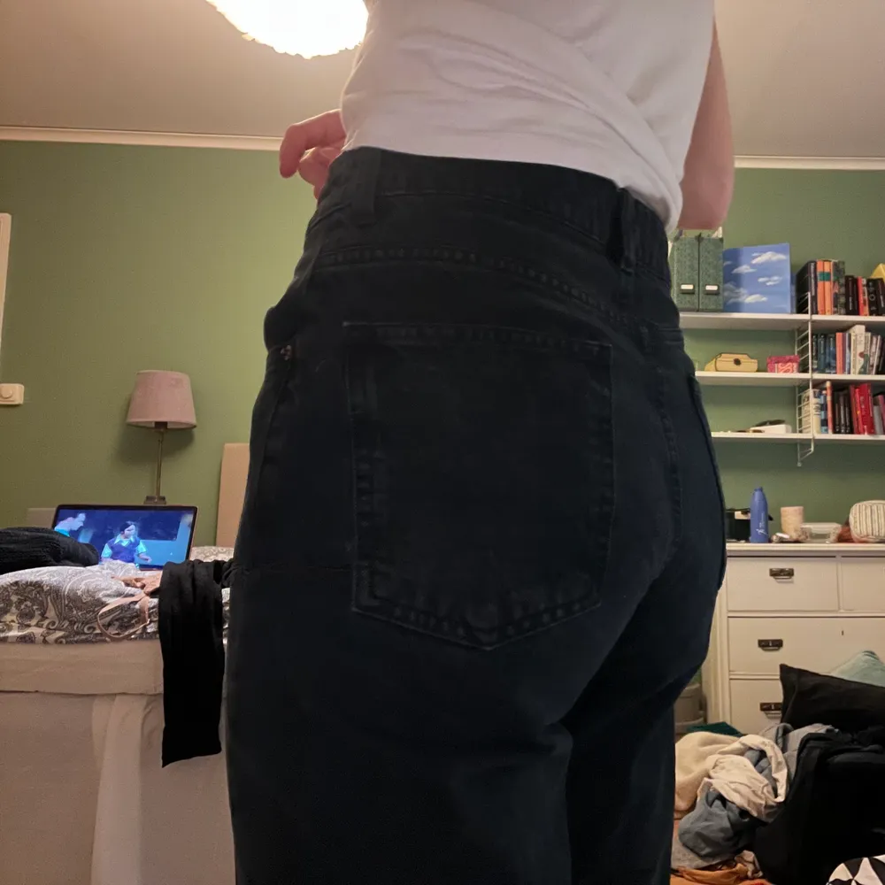 Raka aningen cropade mörkblå jeans. Jag är ofta storlek 25/26 i jeans och dessa är ganska stora i midjan på mig. Sparsamt använda.. Jeans & Byxor.