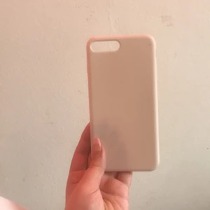 Beige mobilskal iPhone 7p/8p.  - Helt nytt. Säljer för att jag råkade köpa fel storlek. Har ett litet fabriksmärke som ni ser i sista bilden