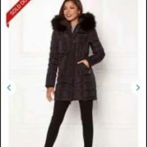 Ny CharaForthMilano vinterjacka stl38/40 - Utsåld päls finterjacka säljes ,Köptes för att kunna ha under min graviditet men så blev det inte så jag säljer den nu då den är för stor för mig .