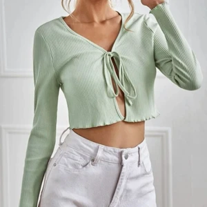 Kofta - Säljer den tröja då den är för liten, tröjan är i välldigt bra skick skriv vid frågor💕 