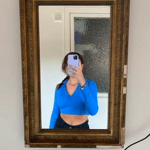 Blå tröja - Säljer denna blå tröja då den inte kommer till användning något mer. 