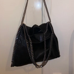 Kedjeväska - Superfin o populär väska, liknande den från Stella McCartney, helt oanvänd 💕 skriv privat för fler bilder elr om du undrar något
