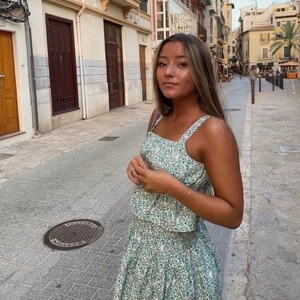 Blommigt set - Blommigt set från Zarad barnavdelningen men passar en XS, kjolen går över till lite över knäna ungefär! 