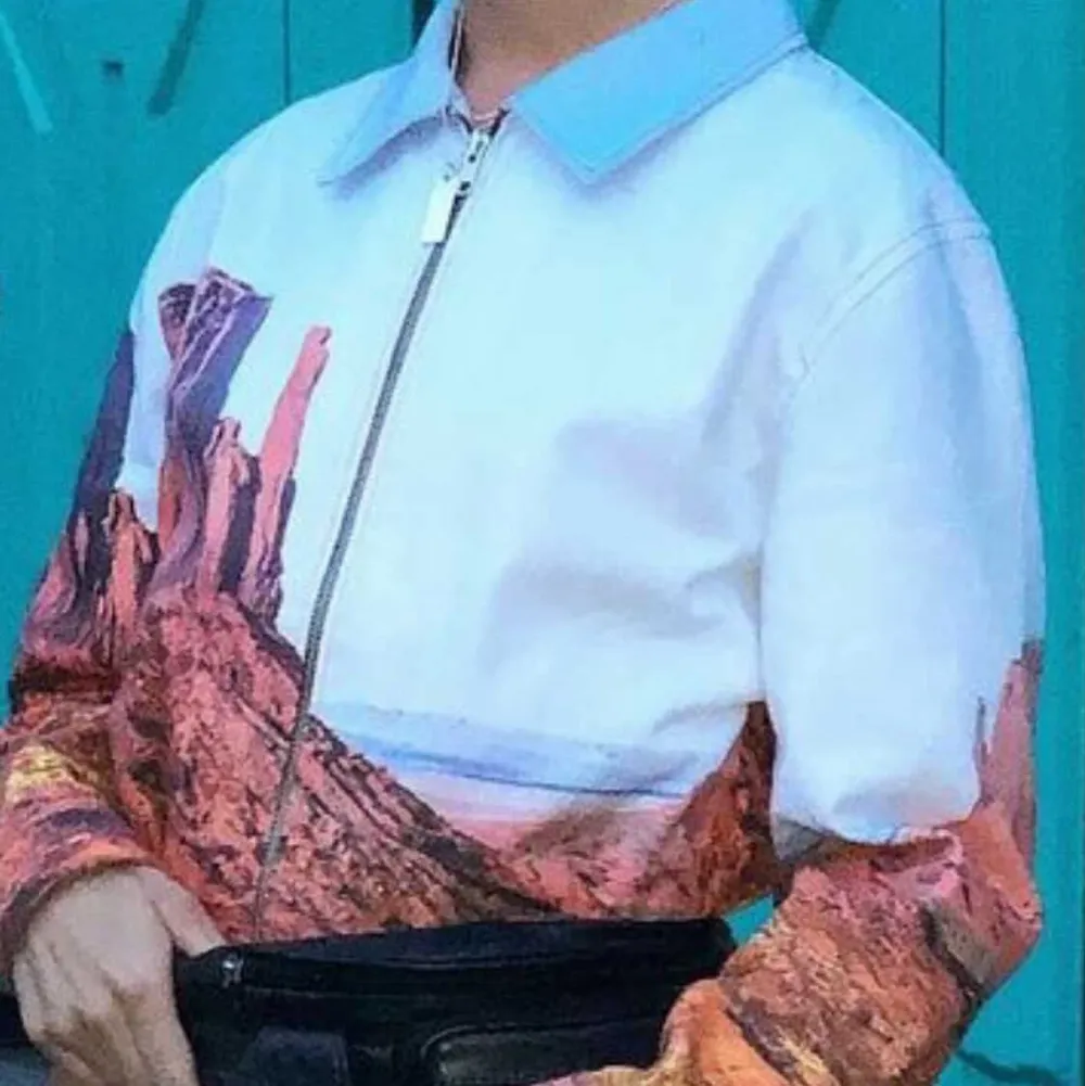 Skjorta med zip ”Monument Valley” tryck 🏜 från Weekday . Skjortor.