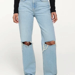 Jeans - Ett par jeans från Gina tricot i storlek 34. Använd ett fåtal gånger. Köparen står för frakt💖
