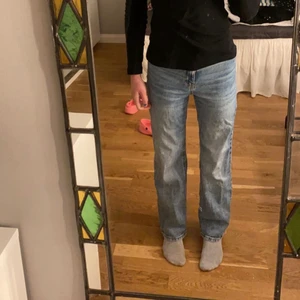 Lågmidjade jeans  - Säljer dessa superfina Lågmidjade jeans från Lindex! De är inte jättelåga men går inte upp till naveln PÅ MIG! Jag älskar dessa byxor så mycket men har många liknande så måste rensa ur min garderob lite!🥰😻Själv tycker jag att de påminner lite om zaras midrise jeans! Orginalpriset är runt 350 tror jag men säljer de för 140kr! Kontakta gärna för fler bilder och mer information😻