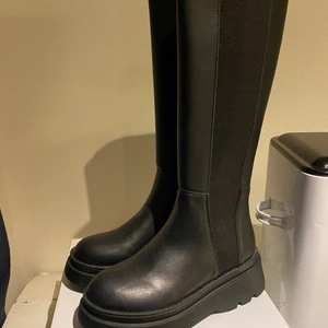 Boots  - Säljer dessa helt nya och oanvända bootsen från shein då dom inte passade mig dom var för smala för mina fötter , det är strl 40 men skulle säga att de är mer som en 38 eller liten 39💗💗