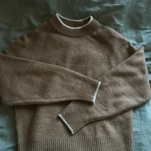 Stickad tröja - Säljer en beige stickad tröja som är i bra kvalite. Skriv för frågor eller fler bilder.