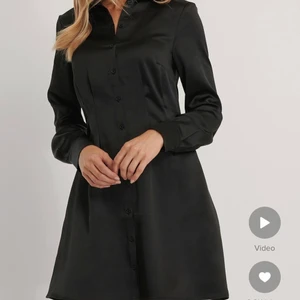 Emma Ellingsen X NA-KD  - Supersnygg skjortklänning i satin. Säljer då jag aldrig får tillfälle för att använda den, endast testad 😊 köpt för 400