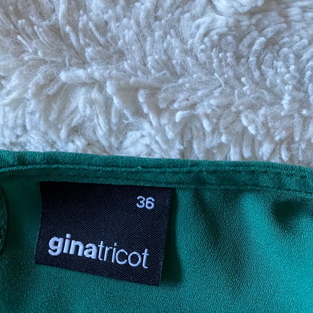 Säljer denna fina gröna blus ifrån ginatricot, använd ett fåtal gånger 💚 har jättesöt detalj vid armen💚  . Blusar.