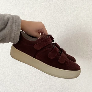 Skor - Vinröda skor från Jim Rickey.