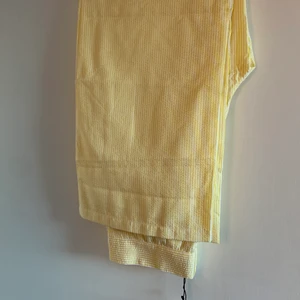 Linnebyxor Ivyrevel - Älskarrr dessa tunna byxor & säljer med anledning till att jag beställde hem två storlekar samtidigt 🌼🍋🍯 Dessa i storlek 38/40, aldrig använda med alla lappar kvar