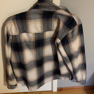Overshirt - En overshirt som knappt är använd oh har inga märken eller smuts på sig. Storleken är M men passar även L.