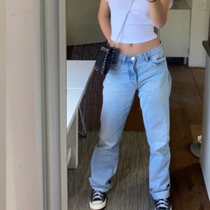 Zara mid rise - INTRESSEKOLL på mina ljusblåa zara mid rise jeans, ljusblåa, den gamla modellen, vill se hur mycke jag kan få för dom💕
