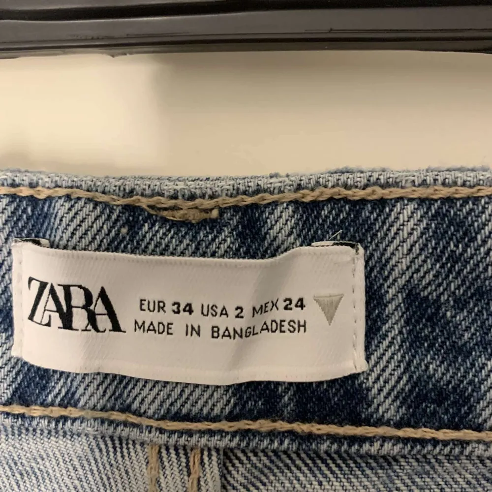 Säljer mina helt nya zara mid rise jeans med hål då dem va för små för mig. Dem är endast testade och dem är helt slutsålda på hemsidan!💕🌷 orginal pris 200kr men säljer för 100!. Jeans & Byxor.