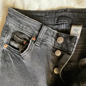 Vintage jeans från H&M med slitningar vid knäna. Jättefina! Passar S-M. Pris 99 + frakt.🖤