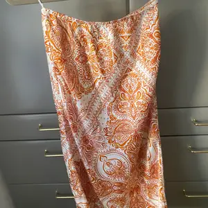 Siden kjol från Ginatricot storlek xs! Super fin till sommaren. Använd två ggr!🧡 100kr