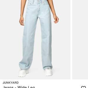 Säljer mina junkyard jeans, dem är lite slitna ner till vid fötterna men annars bra, dem är vida och höga i midjan. Storlek 26