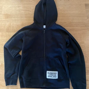 Burberry zip hoodie stl: 14 years 164 cm - Burberry zip hoodie stl: 14 years (164 cm)                            Är i mycket bra skick och inte mycket använd.                   Köpt på flannels.com.                                                          Köpt för 2100 kr.                                                               Finns att hämta i Askim. 