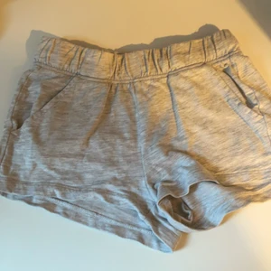 Jätte mysiga shorts från H&M☺️ - Super mysig shorts från H&M:) har använt dom ungefär 2 gånger men dom e i jätte br skik