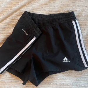 Adidas träningsshorts  - Helt oanvända Adidas shorts. Storlek S. Nypris: 269kr