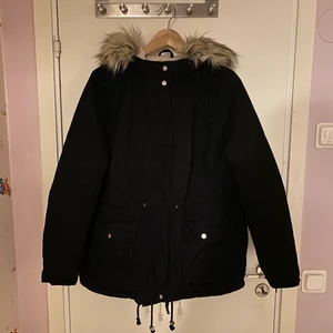Fodrad jacka - Pilefodrad parkas i stl 50 från hm+. Avtagbar fuskpäls. 