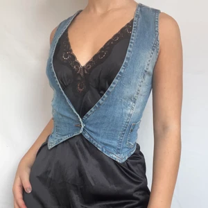 Jeansväst - Underbar jeansväst. Perfekt för layering! Jag på bilden bär oftast S i toppar men den funkar även för xs. Plagget är i gott defetfritt skick. Köpare står för 57kr spårbar frakt 