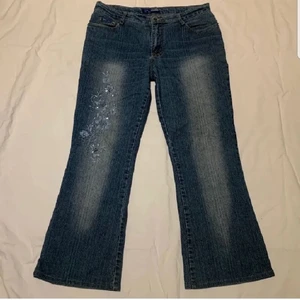 Lågmidjande jeans - Jag köpte dessa byxor här på plick men det var lite för stora på mig så det är därför jag säljer dem. Passar nog bäst längdmässigt om man e 160-167 då de kan bli lite korta annars. Alla bilder är lånade från tjejen jag köpte dem hos så meddela privat för fler bilder eller någon fråga om passformen. PRIS KAN DISKUTERAS.❤