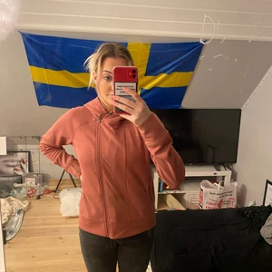 Korall rosa tröja - Sälger en korall rosa tröja som jag ej vet vart den är ifrån. Den är i fint skick bortsätt från en fläck som ej går bort. När tröjan är uppknäppt syns den inte men när den är knäppt syns den men man tänker inte på det.