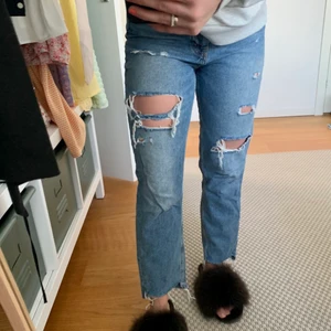 Blåa jeans  - Blåa jeans med slitningar:) 