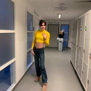 H&m tröja  -  En fin cropped shirt som jag använt en gång passar inte riktigt min stil