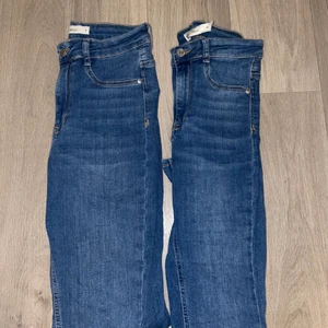 Molly jeans - Två par blåa molly jeans från Gina Tricot i storlek M. Säljs för 100kr styck, men man kan köpa båda för 150kr. 