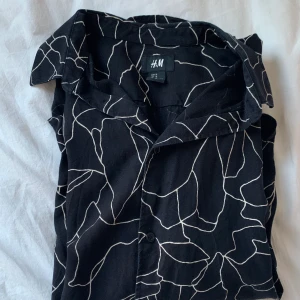 Mönstrad skjorta  - Herrskjorta från HM med mönster! Storlek M och frakt tillkommer❤️