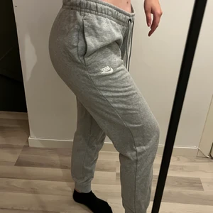 Nike mjukisbyxor  - Ser lite skrynkliga ut men har legat i en låda länge då dom inte kommer till användning, använt några få gånger så dom är inte slitna