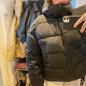 Carlings  - Säljer denna skitsnygga puffer jackan från Carlings då jag inte använder den längre. Insidan är gul och rutig och går att vända ut och in på så den kan också vara gul. Strl M i fint skick❤️Nypris 900 kr. Skriv vid frågor!