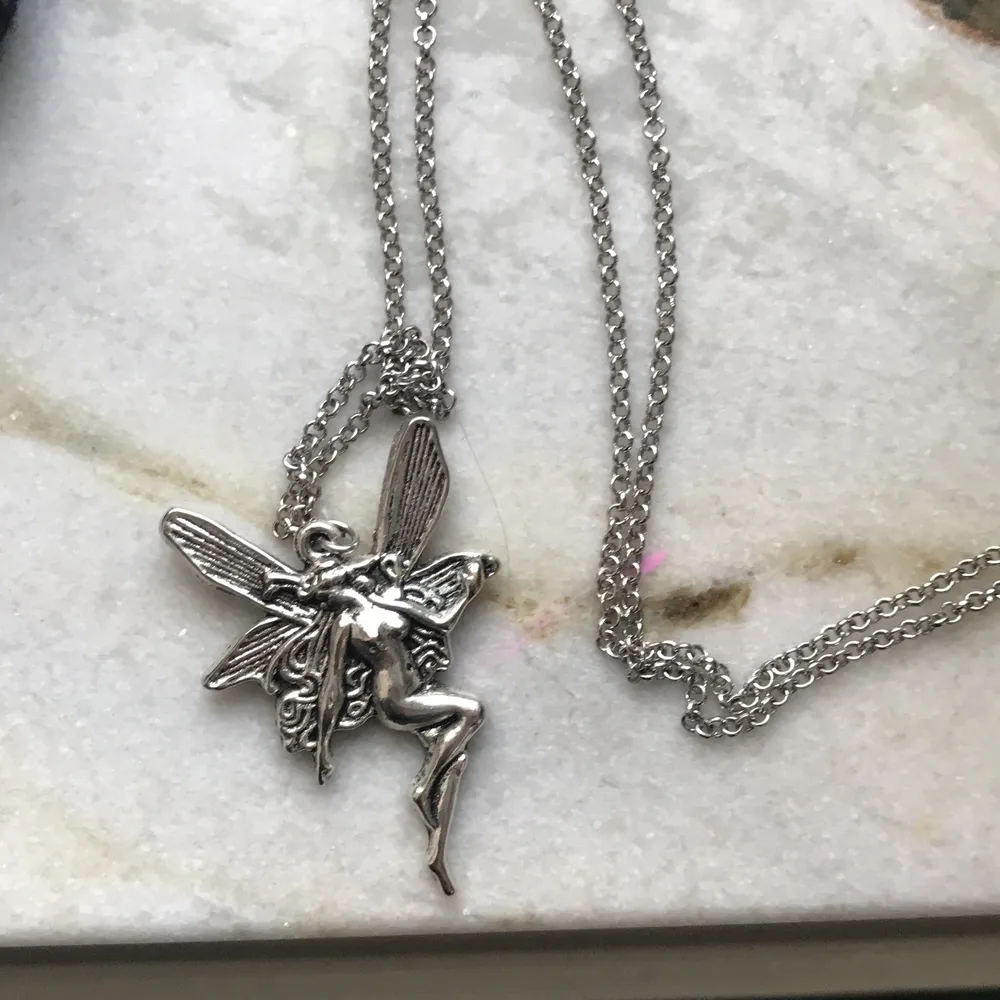 Gulligt fairy halsband köpt för cirka 70kr men säljer då det inte är min stil längre! Knappt använd.. Accessoarer.