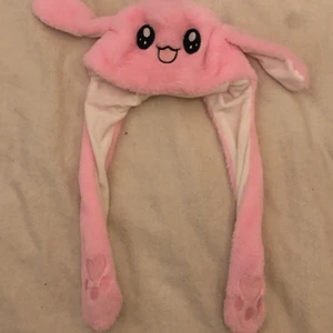 rosa bunny hat💖 - gullig bunny hat:) tyvärr så har ena örat på den slutat fungera, så när man trycker på tassen så lyfter inte örat:/ men annars så är den prima ballerina👍