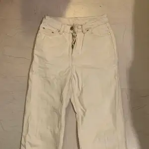 Beige jeans från Weekday! Köpta för 700kr! Skriv privat för för bilder eller för att diskutera pris! Köparen står för frakt!