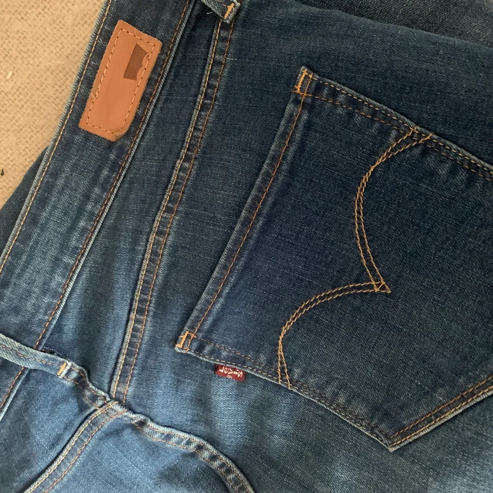 I princip oanvända Levi’s jeans i straight modell. Avklippta, använd fåtal gånger. Bra skick! 350 inklusive frakt. Jeans & Byxor.