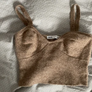 Zara linne  - Brun zara linne i stickat material. Säljer pga för stort för mig. 💗 Kom privat för fler bilder eller frågor. 
