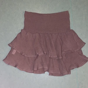 Volangkjol  - Här har vi en Volangkjol i färgen gammelrosa 